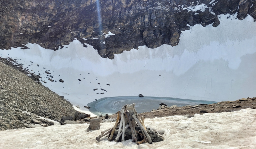 Roopkund lake with Mysterious skeleton